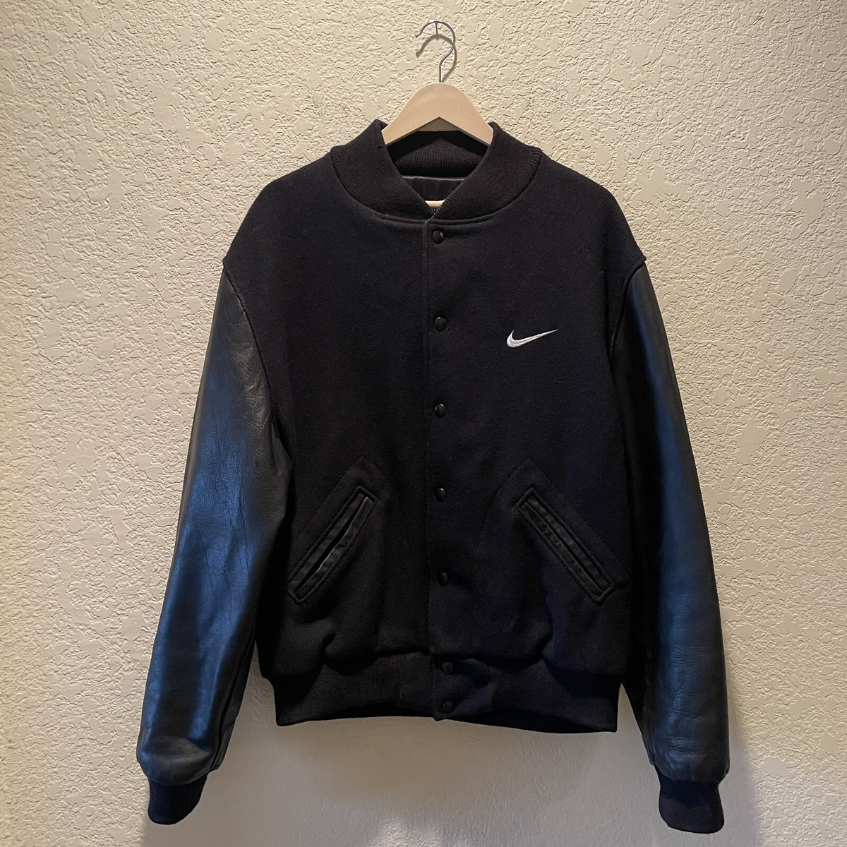 Nike men black and white “NIKE TOWN” rear with leather sleeves 