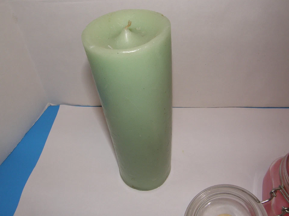  SET OF 1 STRAWBERRY SCENTED CANDLE  AND GREEN GRASS SCENTED CANDLE  - Image 4 of 4