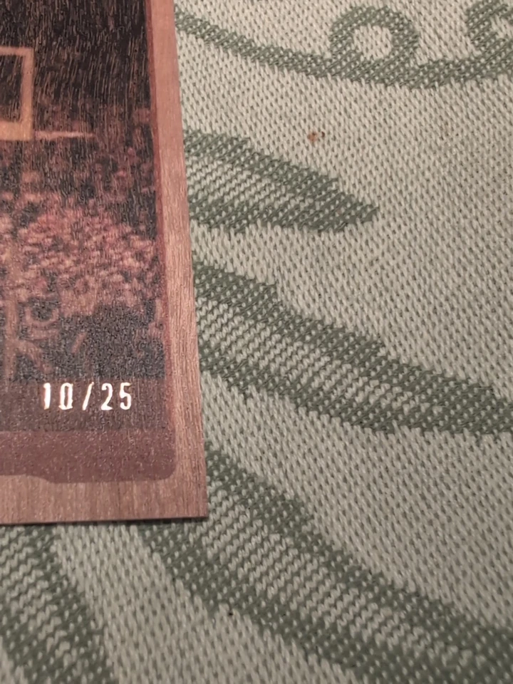 2025/2026 Topps 10/25 Bill Russell Wood Parallel Boston Celtics Salón de la fama Foto 3 de 4