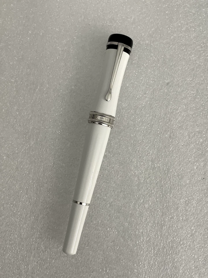 Montblanc Bonheur Fountain Pen, Platinum trim, 14K Nib, Discontinued, Box, Paper Foto 4 de 4