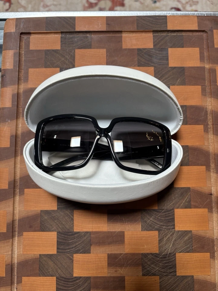 Gafas de sol negras Nina Ricci NR3203F con estuche blanco original Nina Ricci Foto 3 de 4