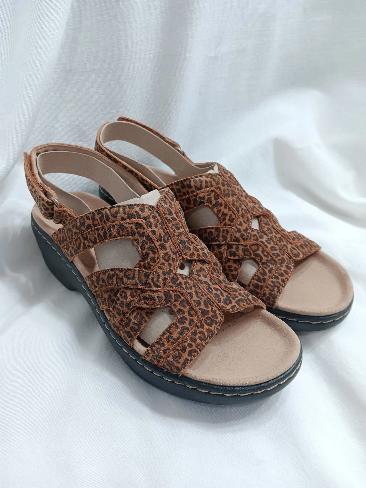 Nuovi sandali Clarks Ultimate Comfort Merliah lilla scamosciati leopardati zeppa 7 5 M