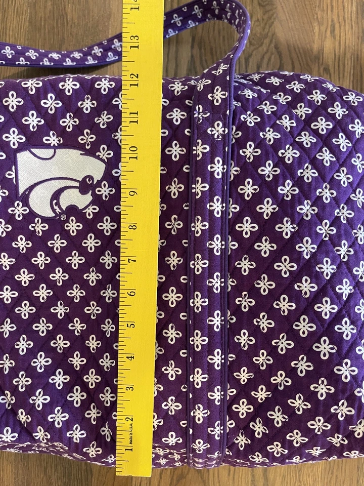 Mini concerto Vera Bradley Collegiate Duffel K State Wildcats roxo/branco - Imagem 3 de 4