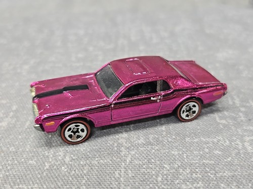 Hot Wheels Classics '68 Mercury Cougar Redlines con pulsante in metallo