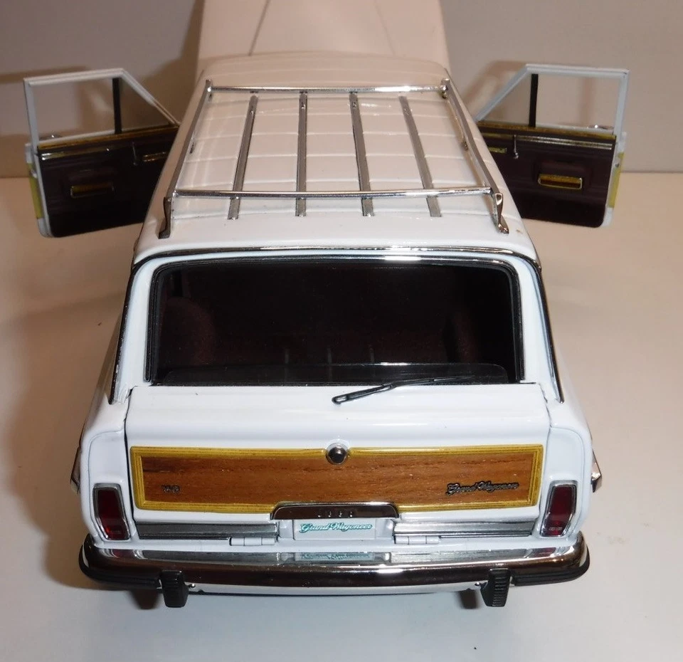 AUTOart / AUTO ART - 1989 JEEP GRAND WAGONEER 4X4 - WHITE - 1/18 DIECAST - Image 4 of 4