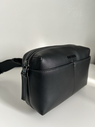 (NEW) CALVIN KLEIN Messenger/Crossbody Black ‘Clean Essential Camera Bag’ - Picture 2 of 9
