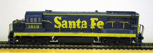 Stewart Hob GE U25B Santa Fe 1612 Diesellok (teilverwittert) Spur HO 28 | Condition: Used