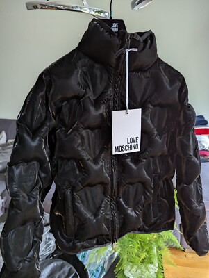 Love Moschino   Pufferjacke in Schwarz mit herzförmigem Detail