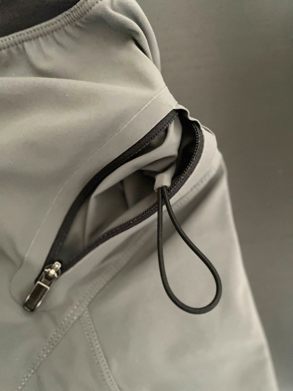 LULULEMON T.H.E. Linerless Shorts Gray Black Key Fob Men's M Shorts