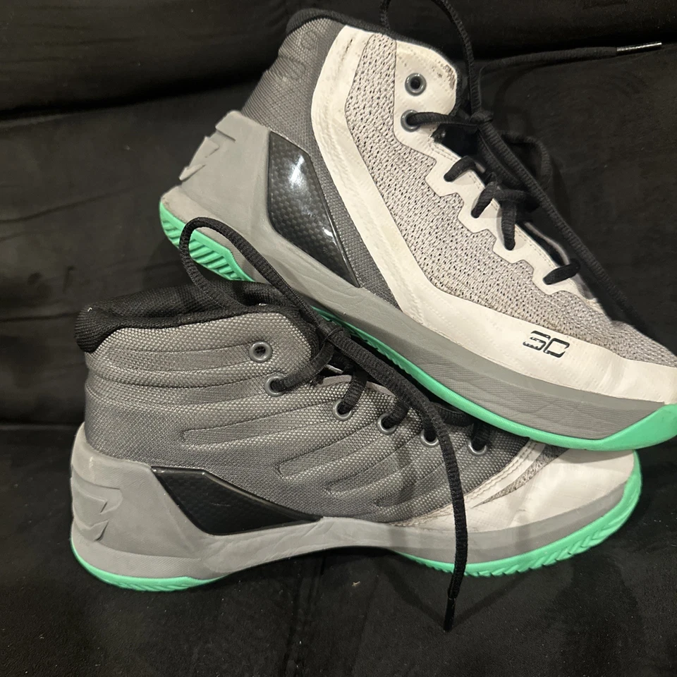 Under Armour Curry 3 (1276275-289) Gris Verde Zapatos de Baloncesto Juveniles EE. UU. Talla 2Y Foto 3 de 4