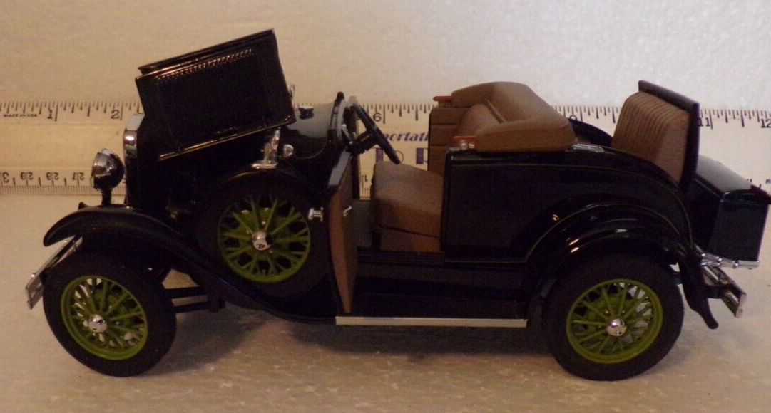 DISPLAY DANBURY MINT 1931 BLACK FORD MODEL A DELUXE ROADSTER