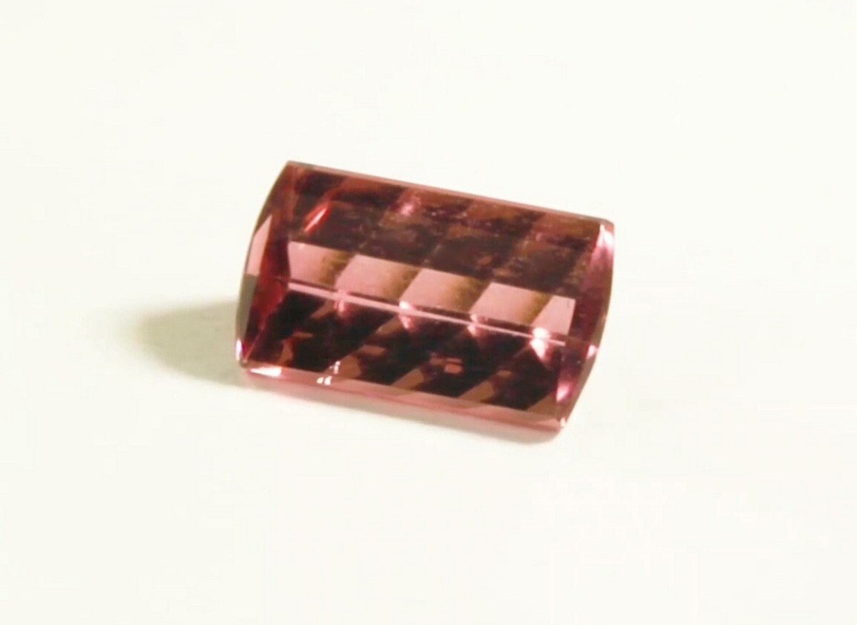 Tourmaline rose de 2,25 cts de haute pureté pour haute joaillerie