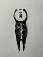 Crosshairs Divot Tool & TW Tiger Woods Nike 1" Flat Coin Golf Marker - A Beauty!