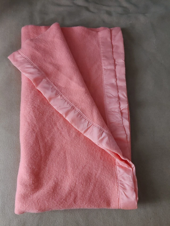 VINTAGE KENWOOD RAMCREST BLANKET 100% WOOL - PEACH PINK - 70.5" x 77" - CANADA - Image 3 of 4