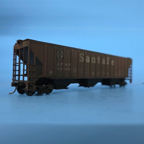 Tolva Walthers HO 100 toneladas 3 bahías Santa Fe ATSF 309696 Weathered Kadee | Condition: Used