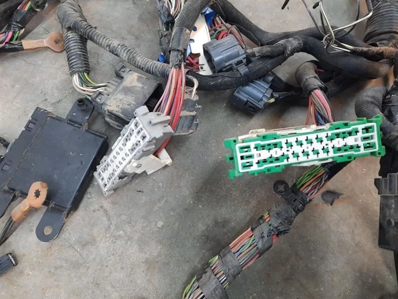 Arnés de cables RAM 3500 2015 cabina usado OEM Foto 4 de 4