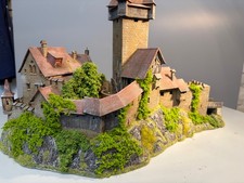 aufwändig gestaltetes Diorama der Burg Falkenstein in Kärnten mit Beleuchtung H0