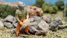 1/87 H0 Waldarbeiter mit Kettensäge aus Resin - unbemalt - Made in Germany