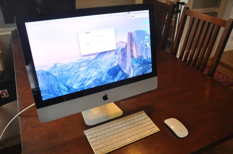 Apple iMac 21.5" Desktop - (2011) - Image 2 of 3