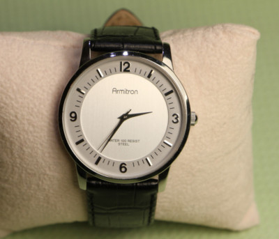 Elegante Armitron Herrenuhr silber Farbe, Japan Movt Quarz Uhr.Neuwertig.