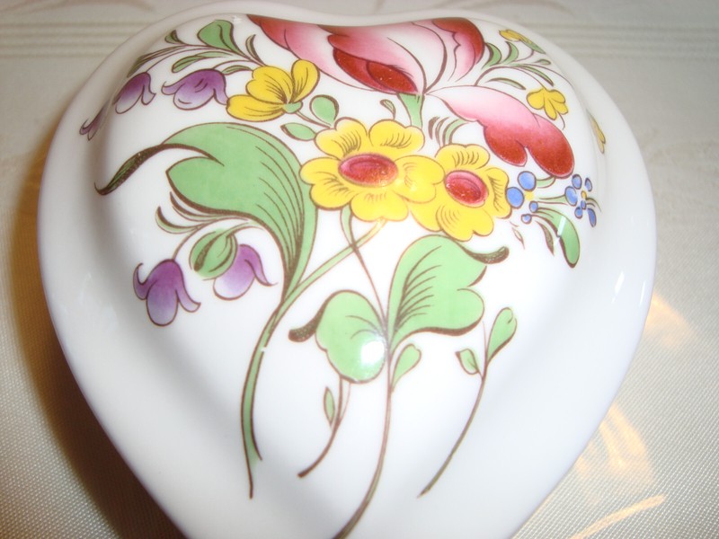 Spode fine bone china heart box with lid made in  England