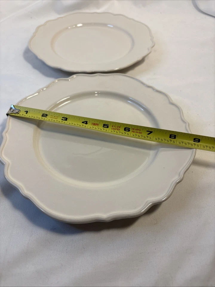 Набор из 2 салатных тарелок Pioneer Woman однотонного кремового цвета с зубчатыми краями - Изображение 4 из 4