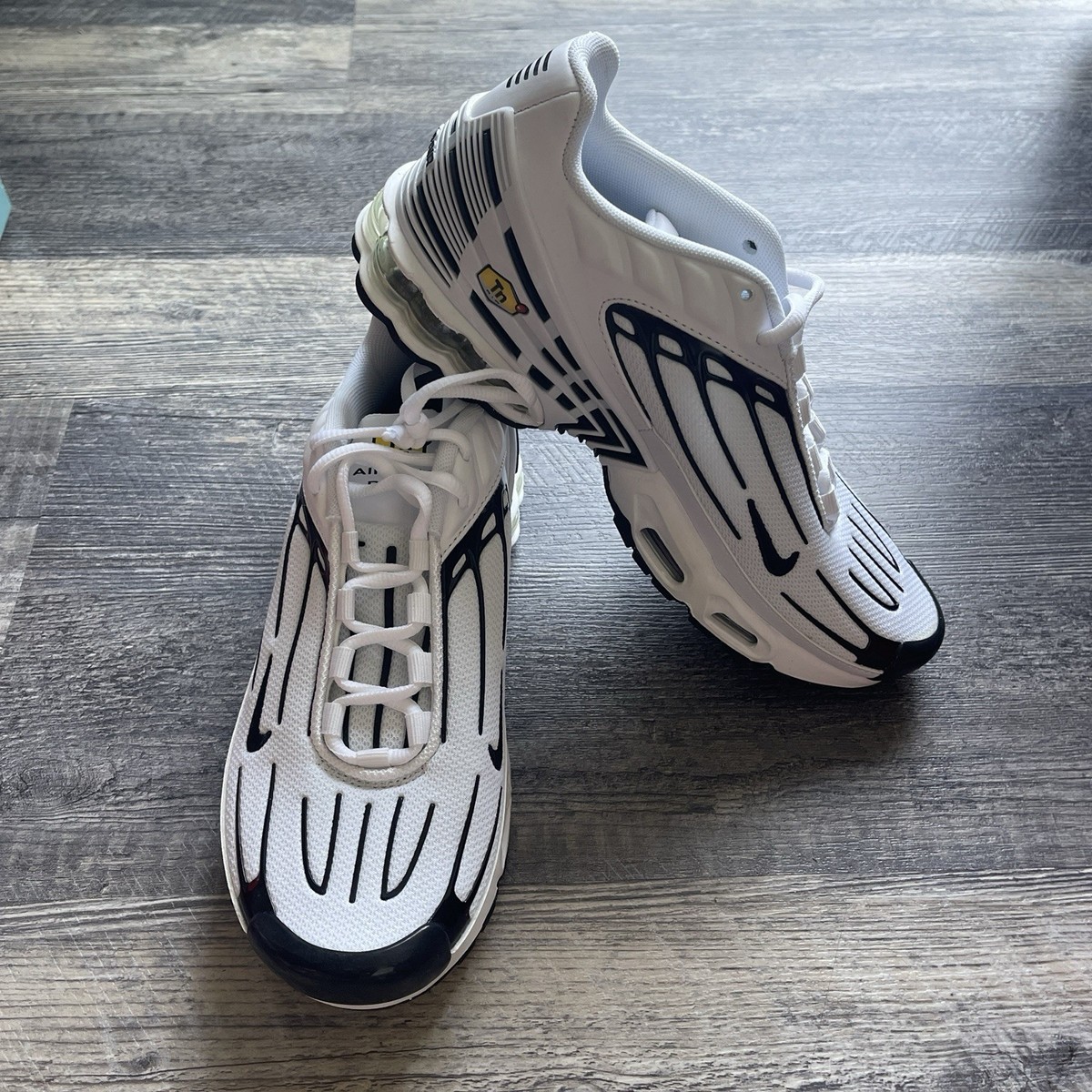 NIKE AIR MAX PLUS TN GIRLS WOMEN’s WHITE BLACK SNEAKERS SHOES NEW