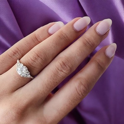 18K Weißgold Verlobungsring Diamant 2 Karat Lab Created IGI E F VVS Rundschliff