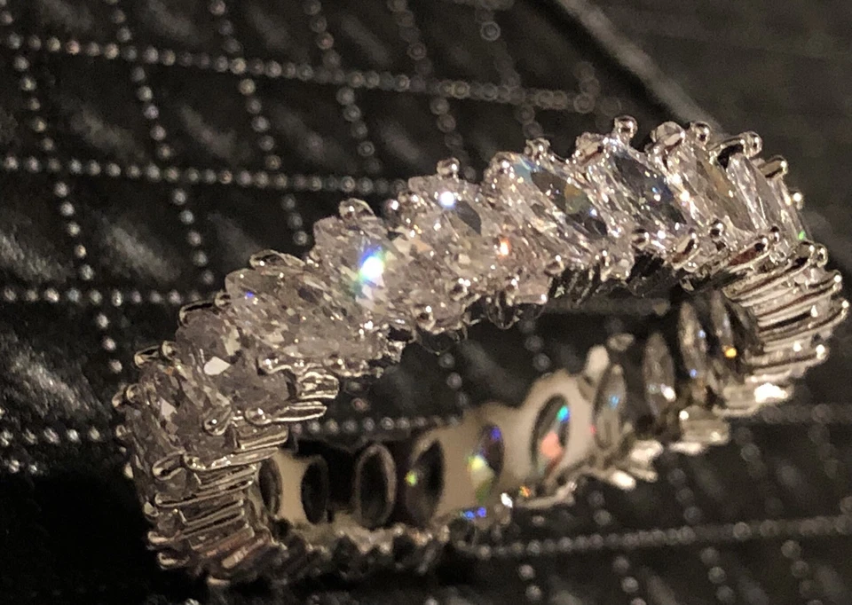 Anillo de eternidad lleno de oro blanco de 18k hecho con banda de aniversario de marquesa de Swarovski Foto 3 de 4