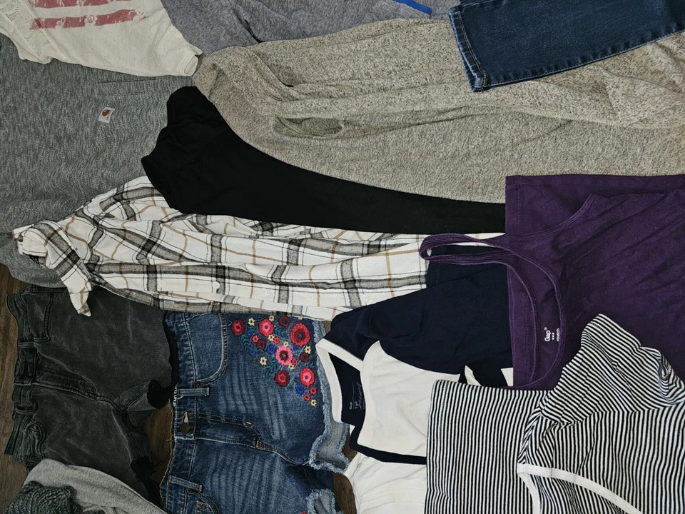 WOMENS SIZE 6 S / M SCHOOL CLOTHES CLOTHING LOT SHORTS JEANS TOPS SHIRTS HOODIE - Image 4 of 4