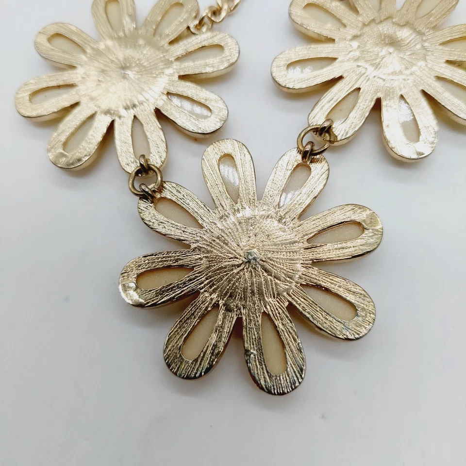 Gargantilla collar babero margarita floral amarillo tono dorado metal declaración  Foto 3 de 4