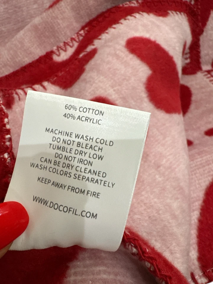 DOCOFIL Valentine’s Day Pink / Red Hearts Throw Blanket 51" x 67" New - Image 4 of 4