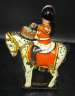 VINTAGE 1950'S TIN LITHO WIND UP BRIMTOY GREAT BRITAIN SOLDIER DRUMMER ON HORSE — photo 2