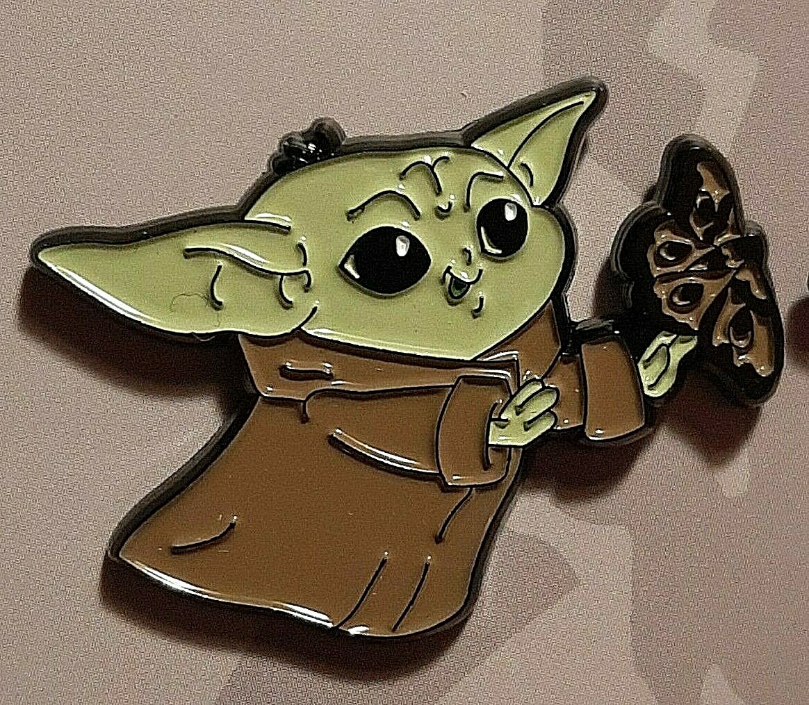 Fantasy Pin - Disney Star Wars Mandalorian Baby Yoda Grogu the Child Holding a Tea Cup - UK