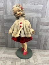 Bambola vintage in posa su supporto - cappotto di pelliccia - capelli grigi - occhi larghi - anni 50/60