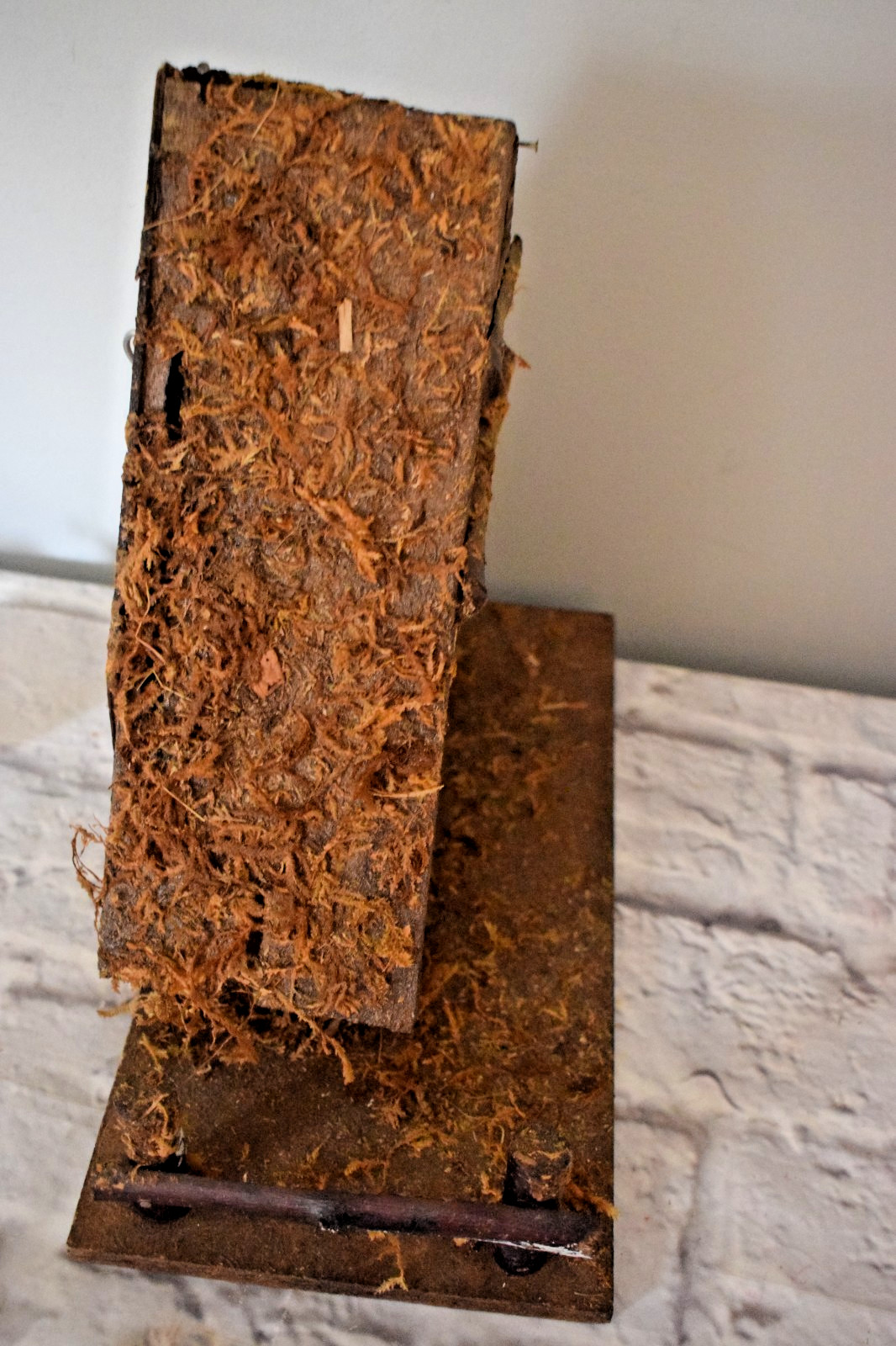 Musical Manger w/ 10 Resin Nativity Figures – Marked Italy – Missing 1 Wise Man