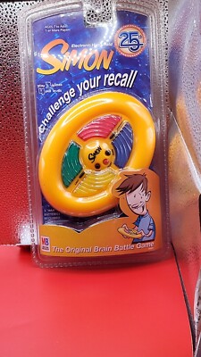 Simon Hand-Held Electronic Pocket Mini Travel Size Game 2002 Hasbro. 1H