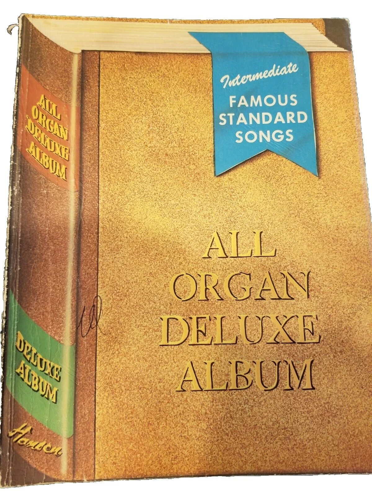 Órgano pop vintage y antiguas partituras y cancioneros