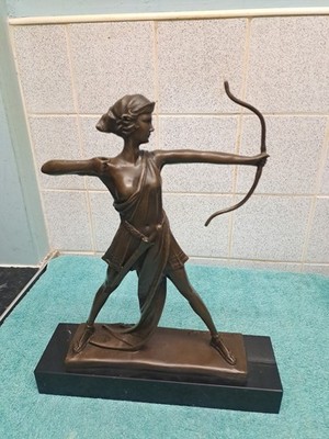 Bronzeskulptur Dame mit Bogen Worrier Diana die Jägerin, signiert auf Marmorsockel 