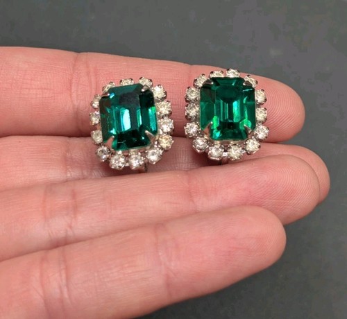 Vtg KRAMER Signed Emerald Cut Green Rhinestone Halo Silver Tone Clip On Earrings - Afbeelding 5 van 9