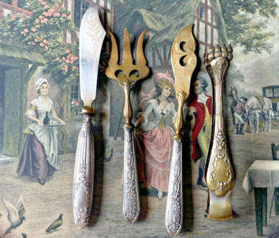 4 Anciennes Pièces Services De Table Mignardises