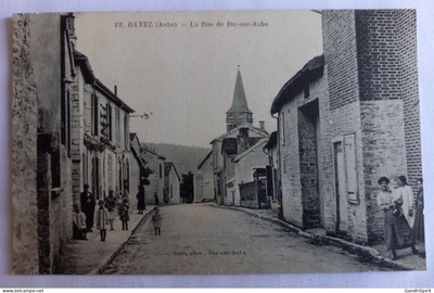 Bayel - La Rue de Bar sur Aube - Die Kirche im Hintergrund