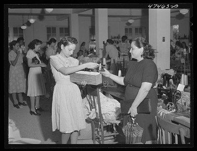 Photo:Rio Piedras Puerto Rico 1942 Market Produce Sale Women Buying Food