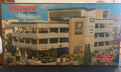 Vollmer 3802 - HO Scale 1:87 -City Parking Garage BP Gas Station - NIB Germany