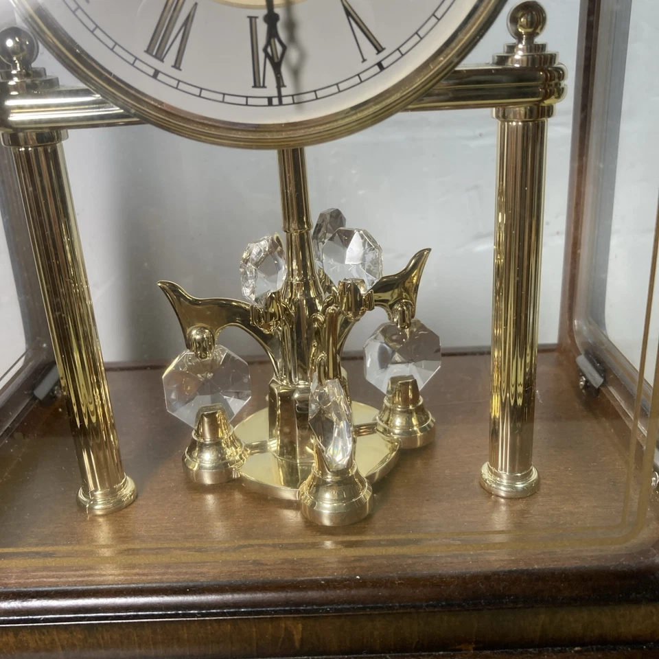 Reloj de péndulo giratorio Bulova B1845 Durant madera de nogal y vidrio, marrón Foto 3 de 4