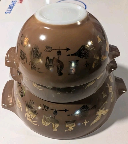 Pyrex Vintage Mixing Bowls: Set Of Three