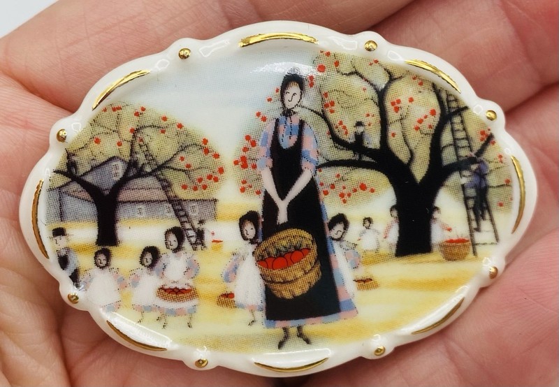 P Buckley Moss Society BRINGING IN THE APPLES Pin Brooch Pendant 2003 Porcelain