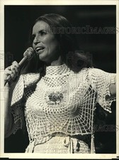 1978 Press Photo Musician June Carter Cash Sings in 