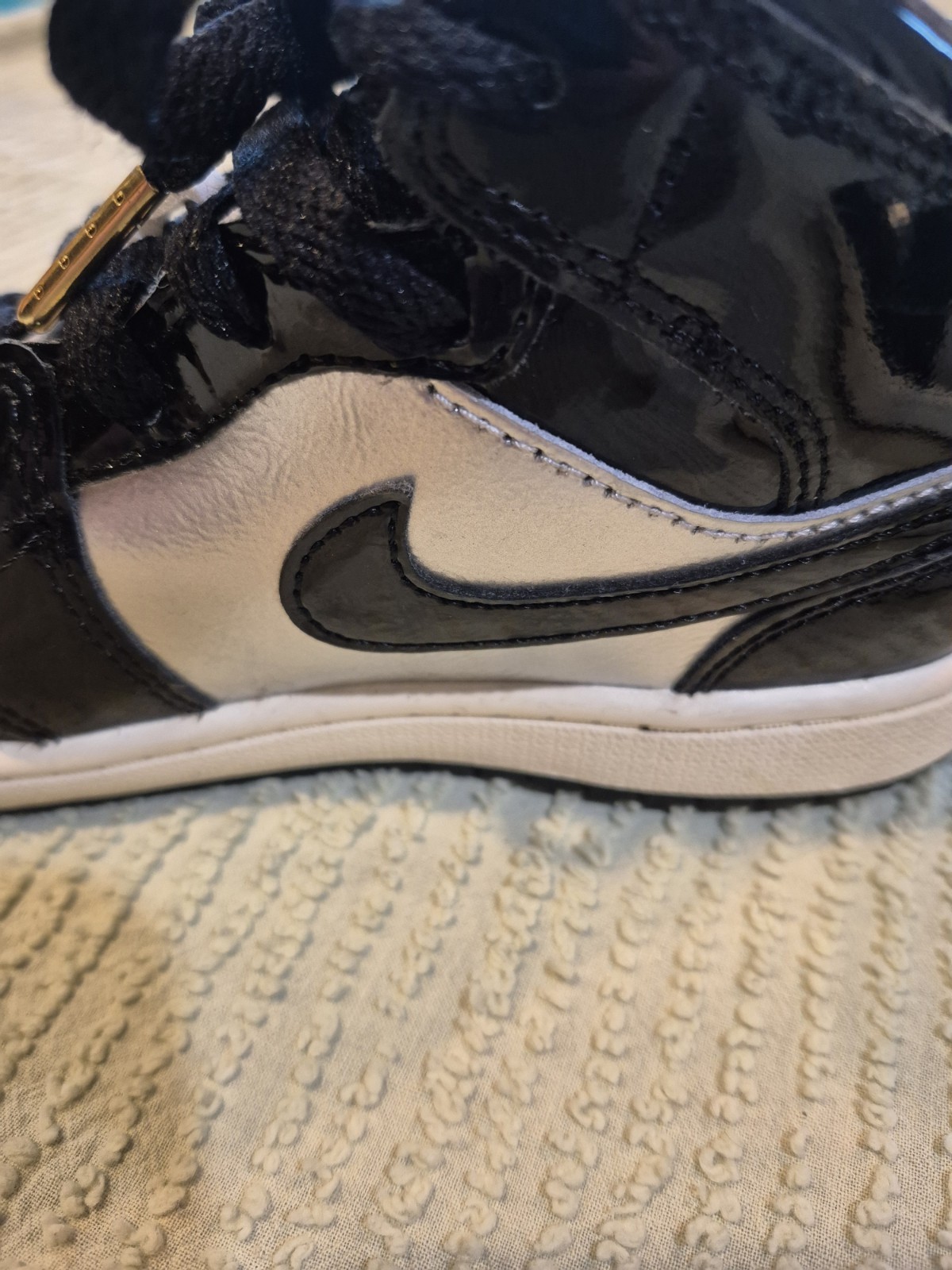 Nike Air Jordan 1 Mid SE Black Metallic Silver Gold Youth 2Y Jumpman Shoes