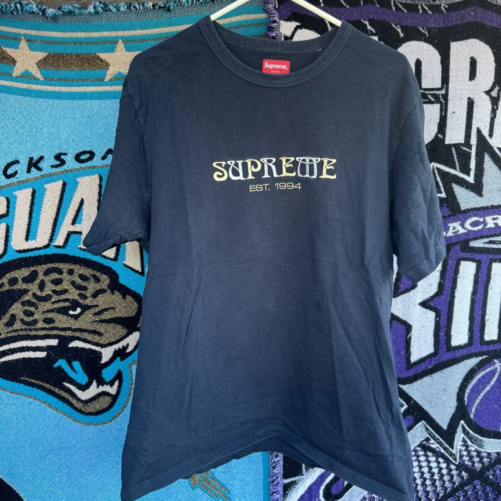Taille XL   T shirt avec logo Supreme Nouveau